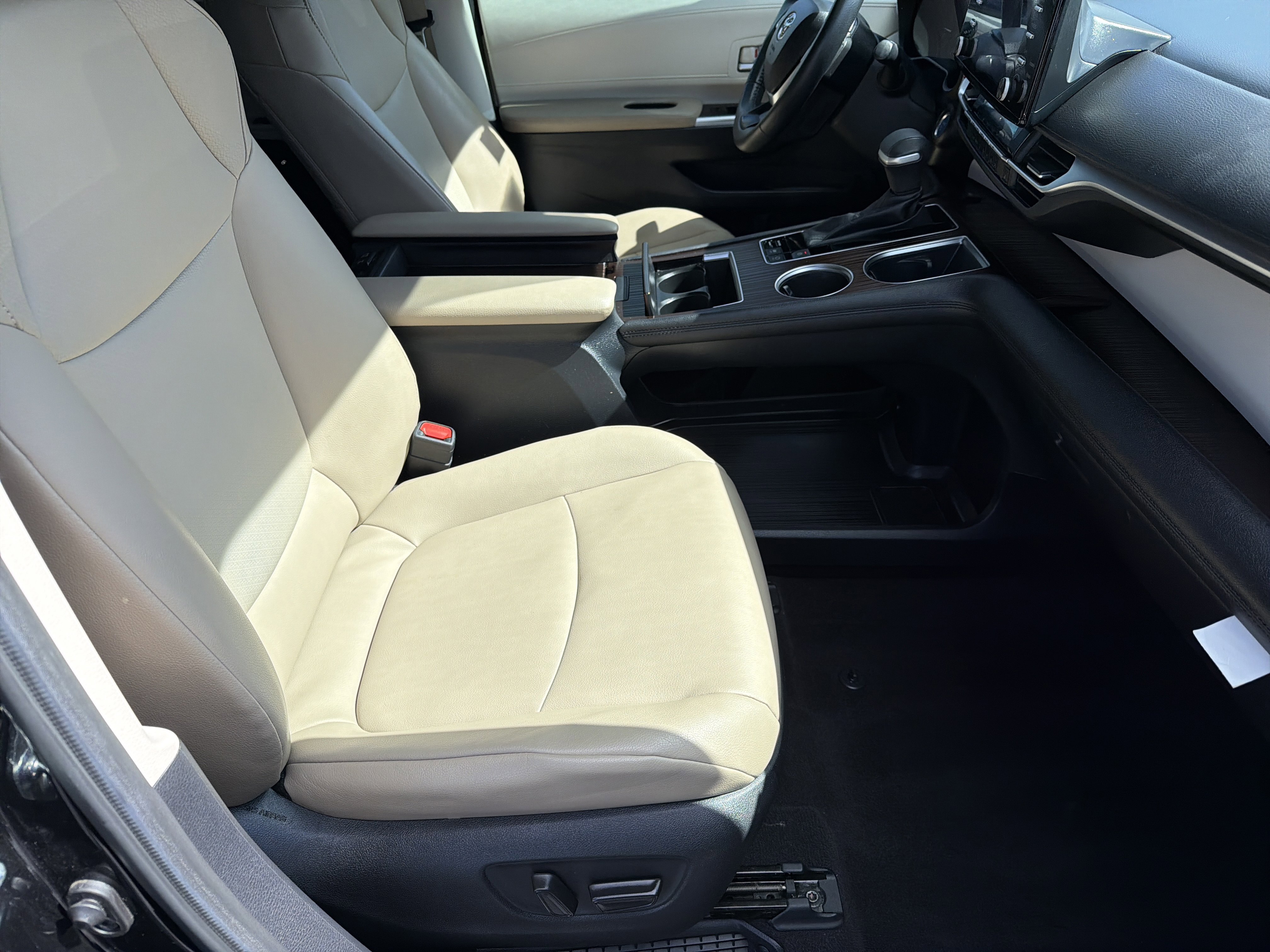 Used 2022 Toyota Sienna XLE image 11