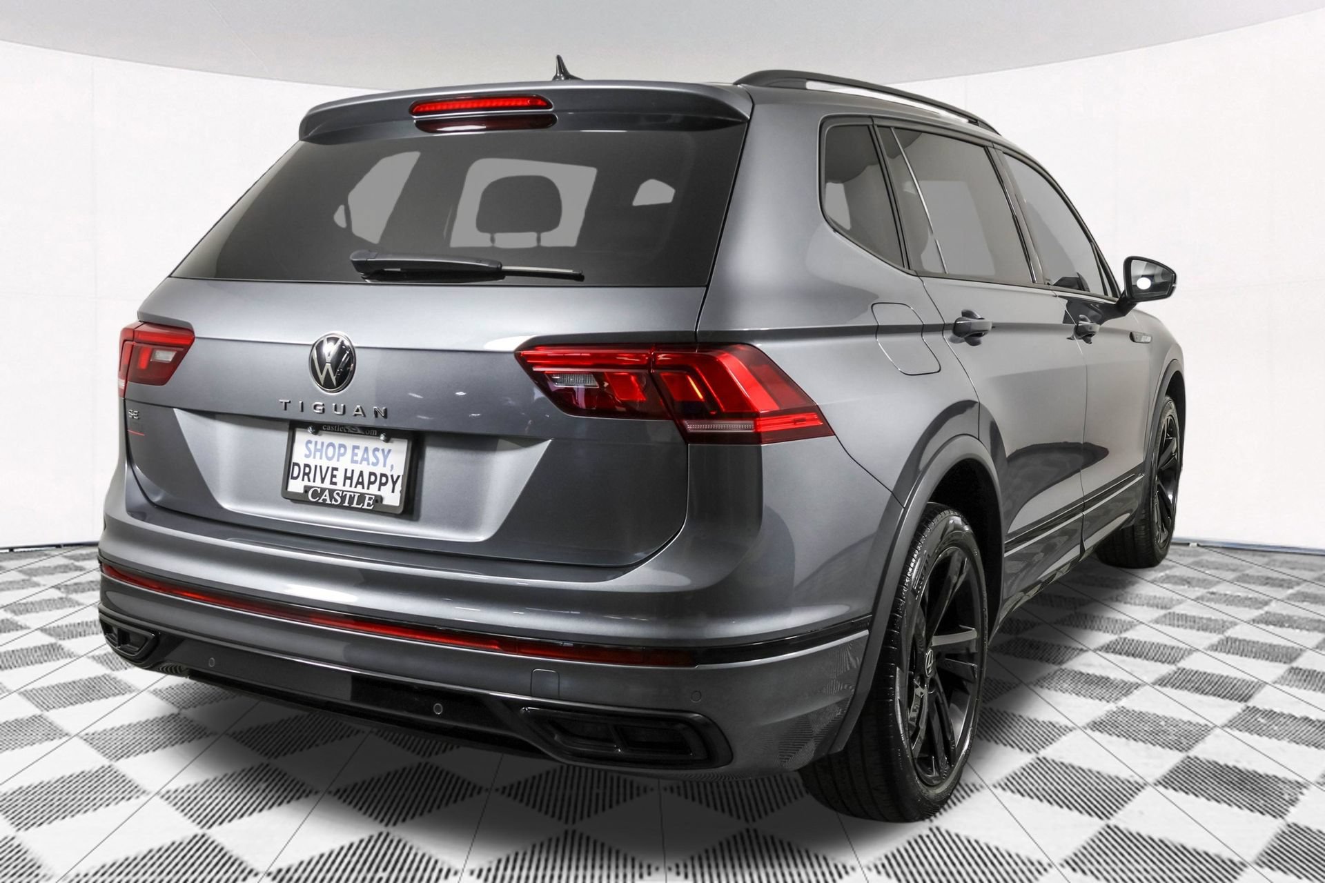 Used 2023 Volkswagen Tiguan SE R-Line FWD image 17