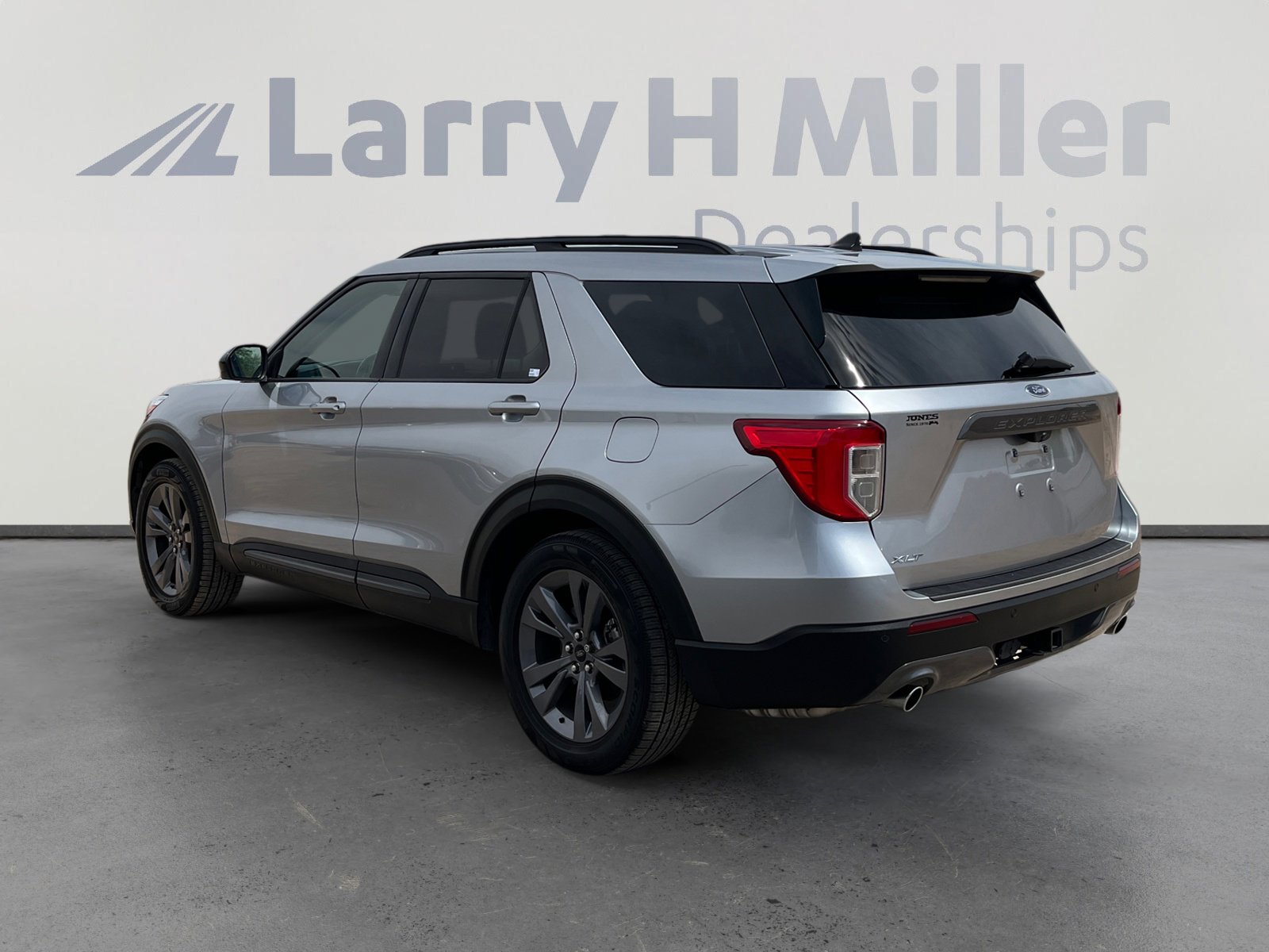 Used 2022 Ford Explorer XLT w/ Equipment Group 202A image 3