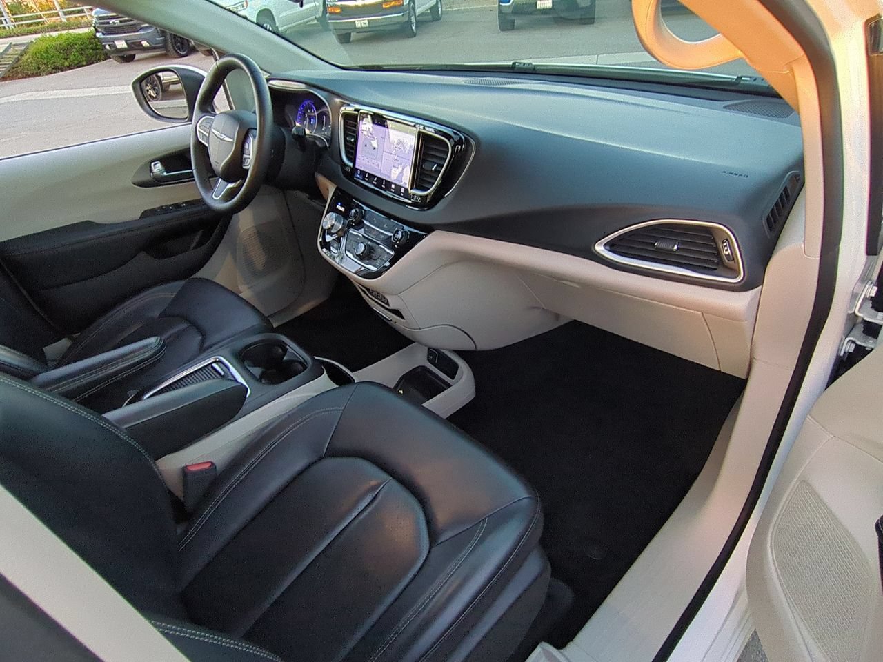 Used 2023 Chrysler Pacifica Touring-L FWD image 26