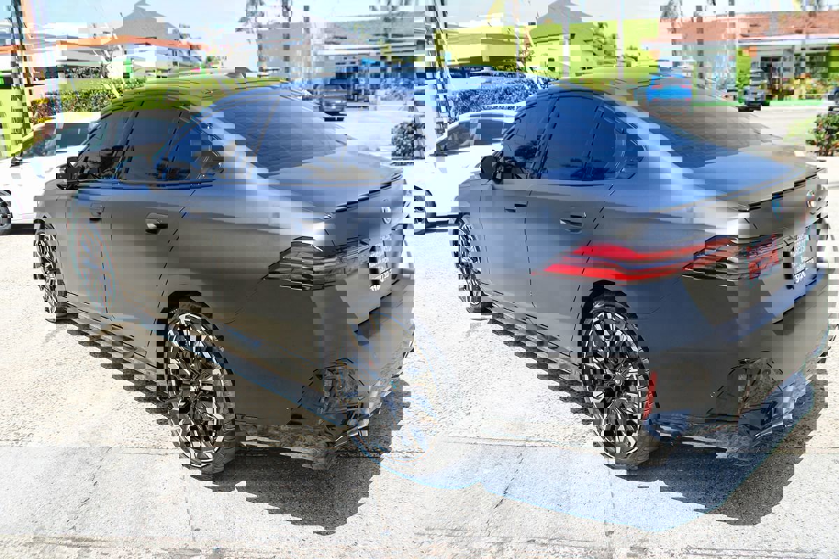 Used 2025 BMW i5 eDrive40i w/ M Sport Package image 3