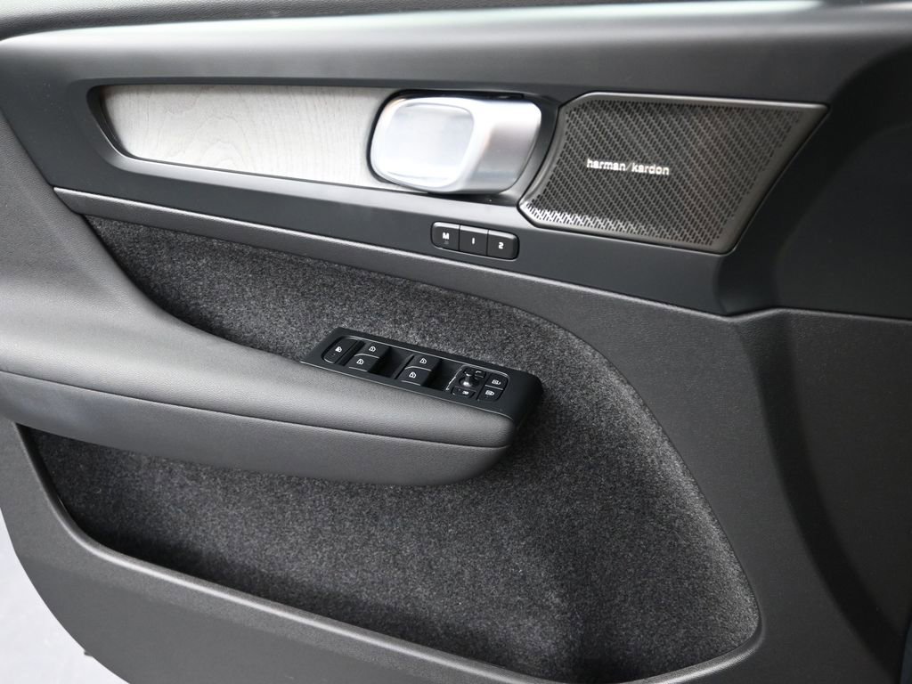 Used 2023 Volvo XC40 B5 Ultimate w/ Protection Package Premier image 16