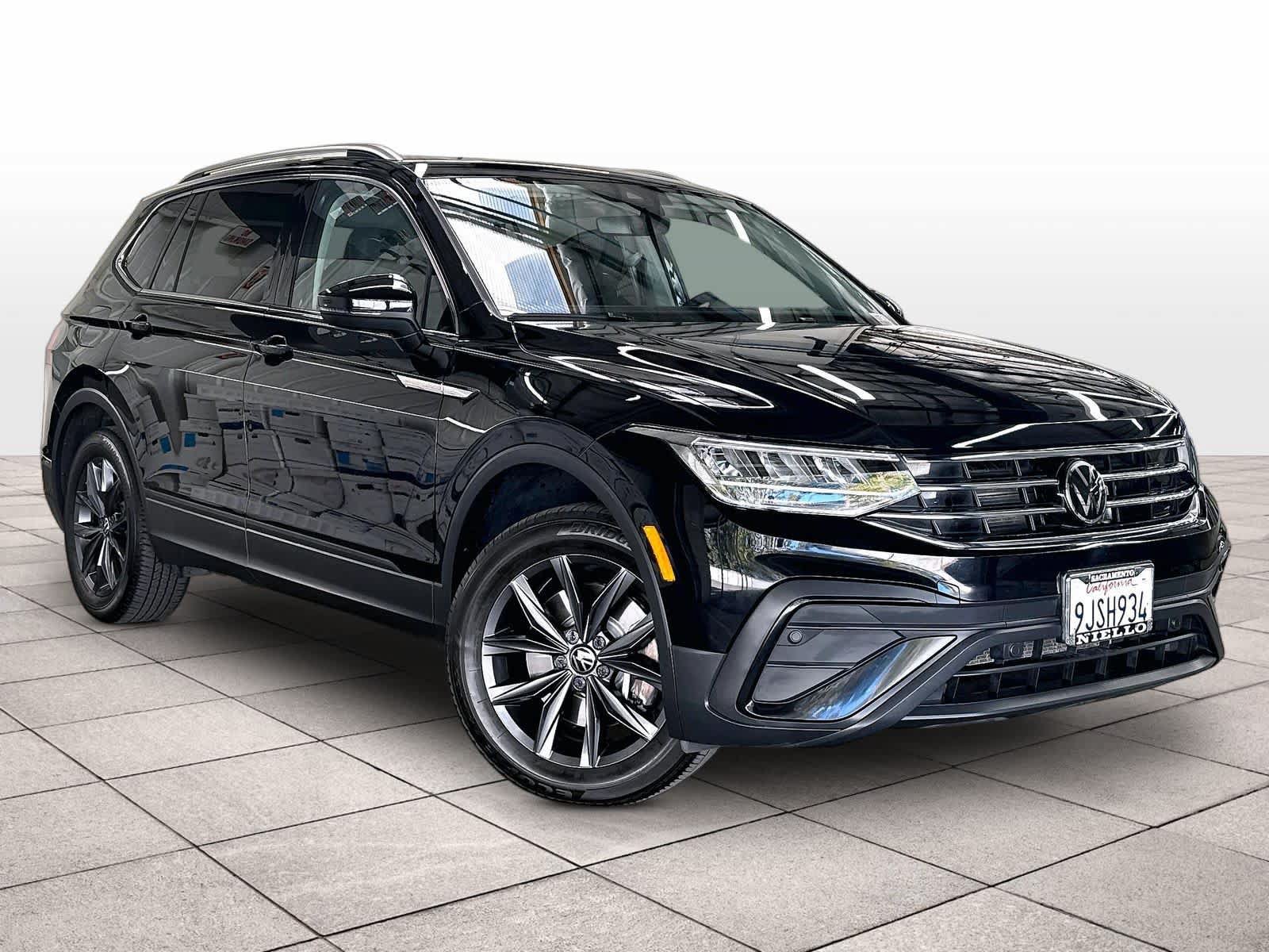 Used 2023 Volkswagen Tiguan SE w/ Panoramic Sunroof Package FWD image 6
