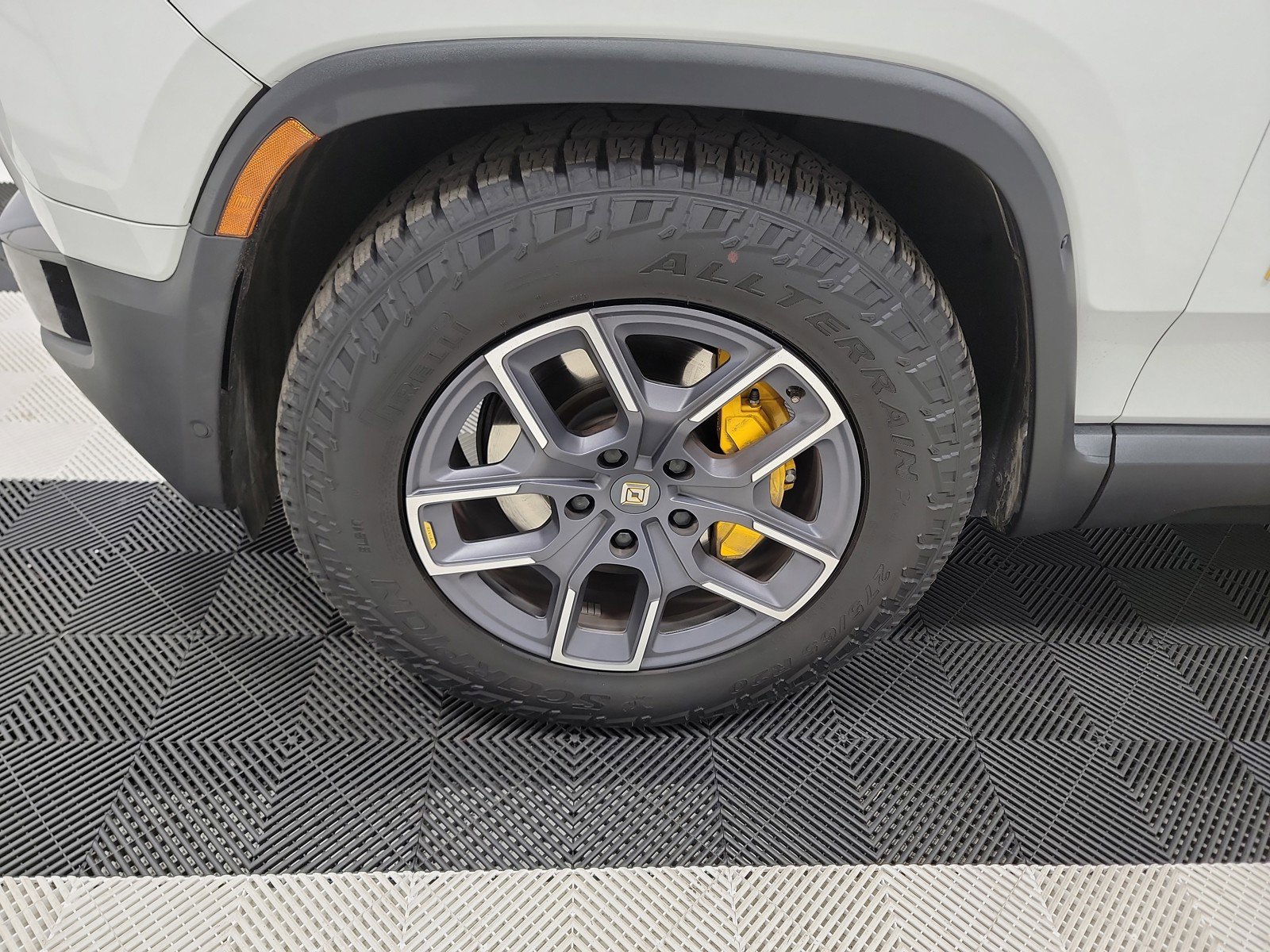 Used 2024 Rivian R1S Adventure image 9