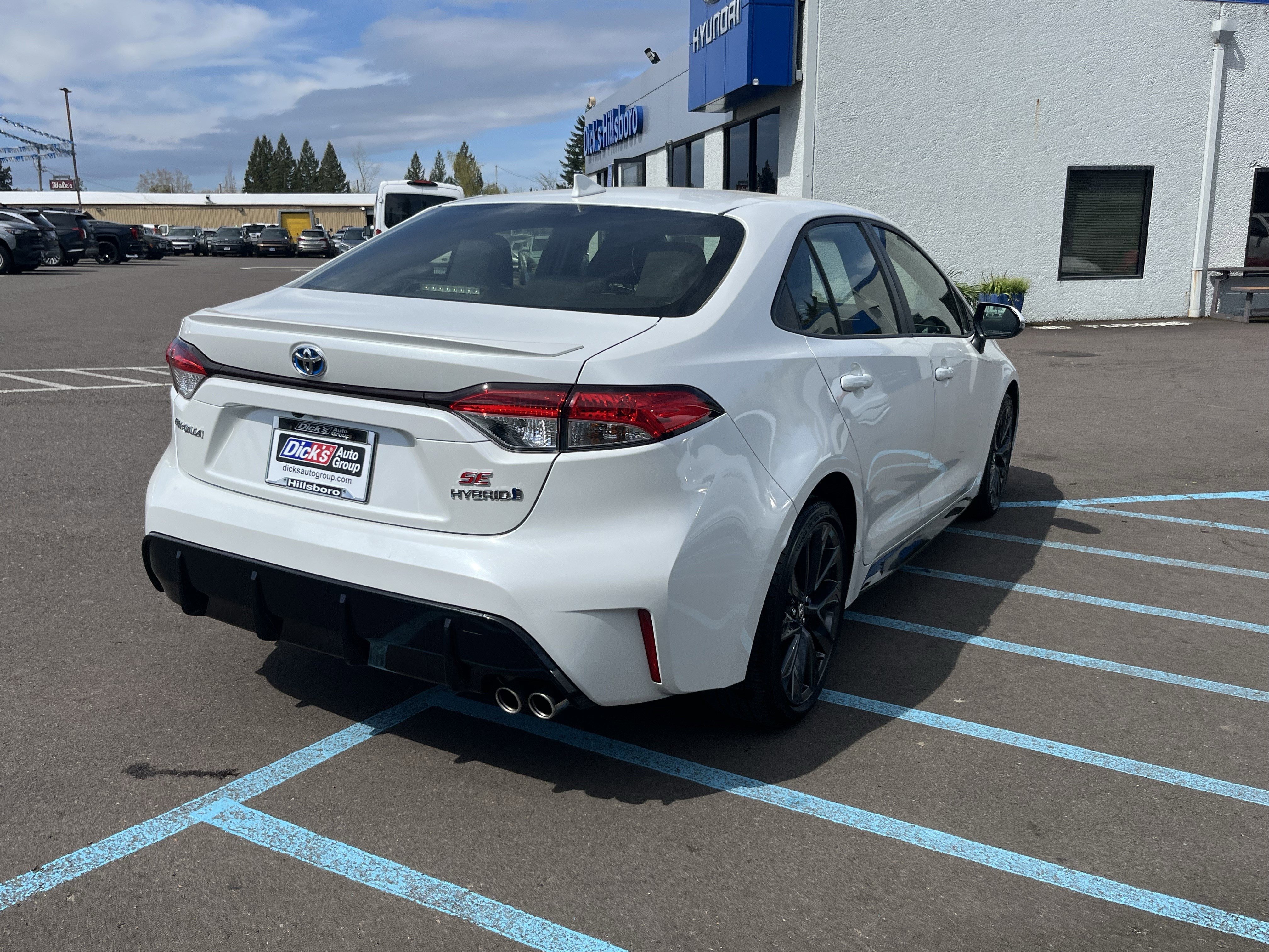 Used 2024 Toyota Corolla SE w/ SE Package FWD image 5
