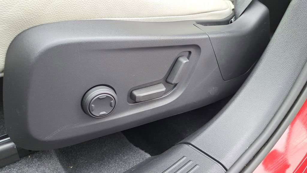 Used 2023 Volvo XC40 B5 Plus w/ Driver Assist Package image 18