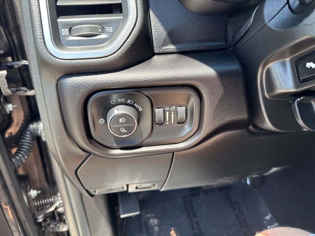 Used 2025 RAM 2500 Laramie AWD/4WD image 17