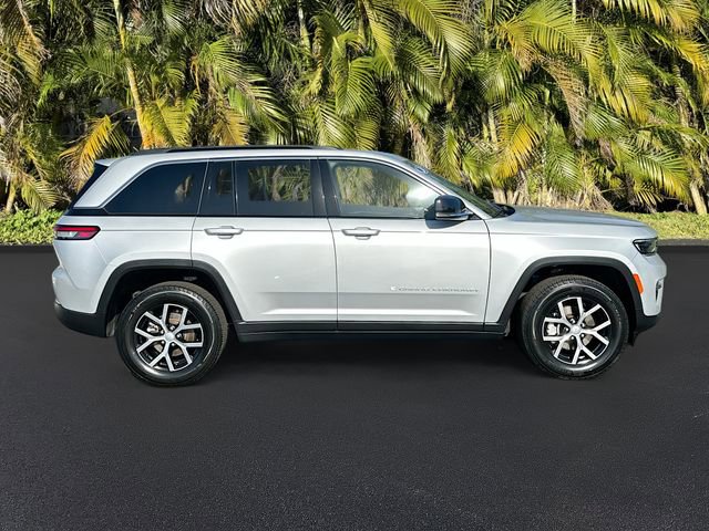 Used 2024 Jeep Grand Cherokee Limited AWD/4WD image 4