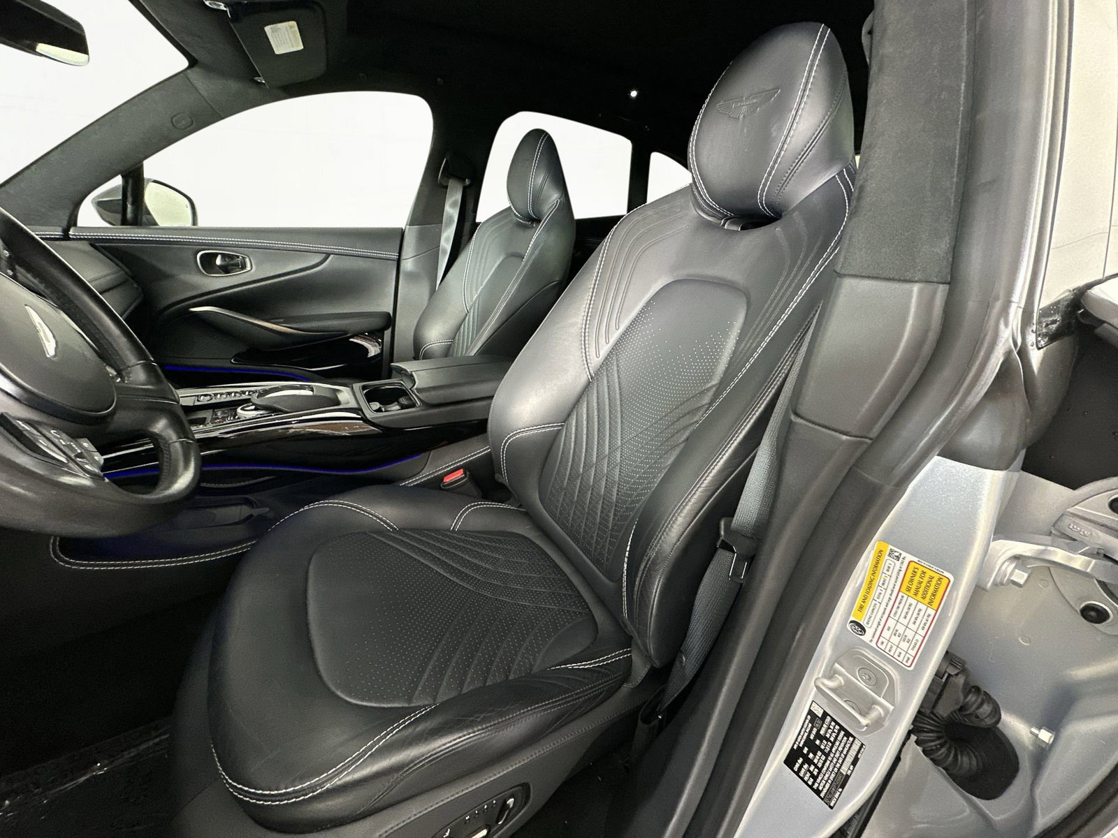 Used 2023 Aston Martin DBX image 11