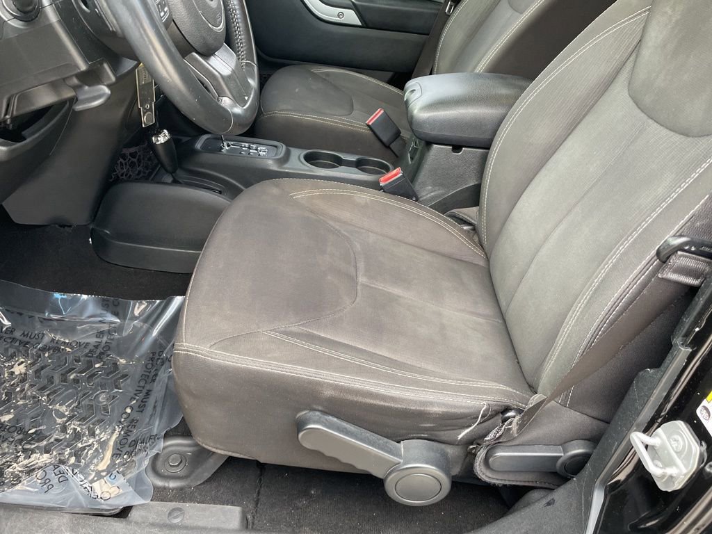 Used 2017 Jeep Wrangler Unlimited Sahara w/ Connectivity Group image 8