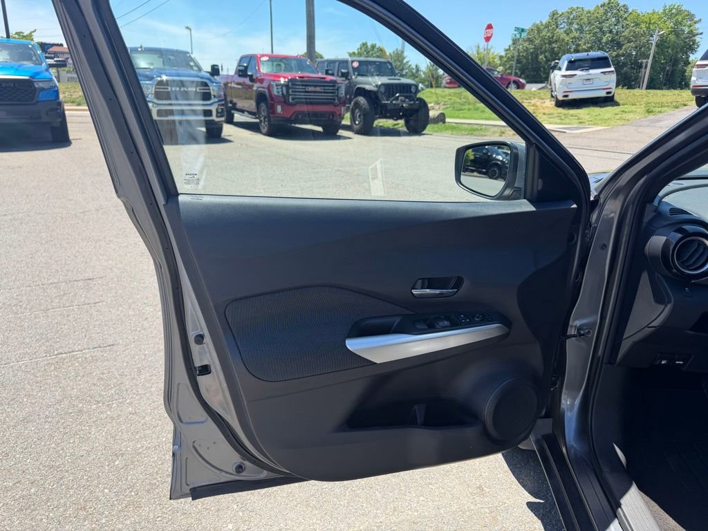 Used 2018 Nissan Kicks SV FWD image 11