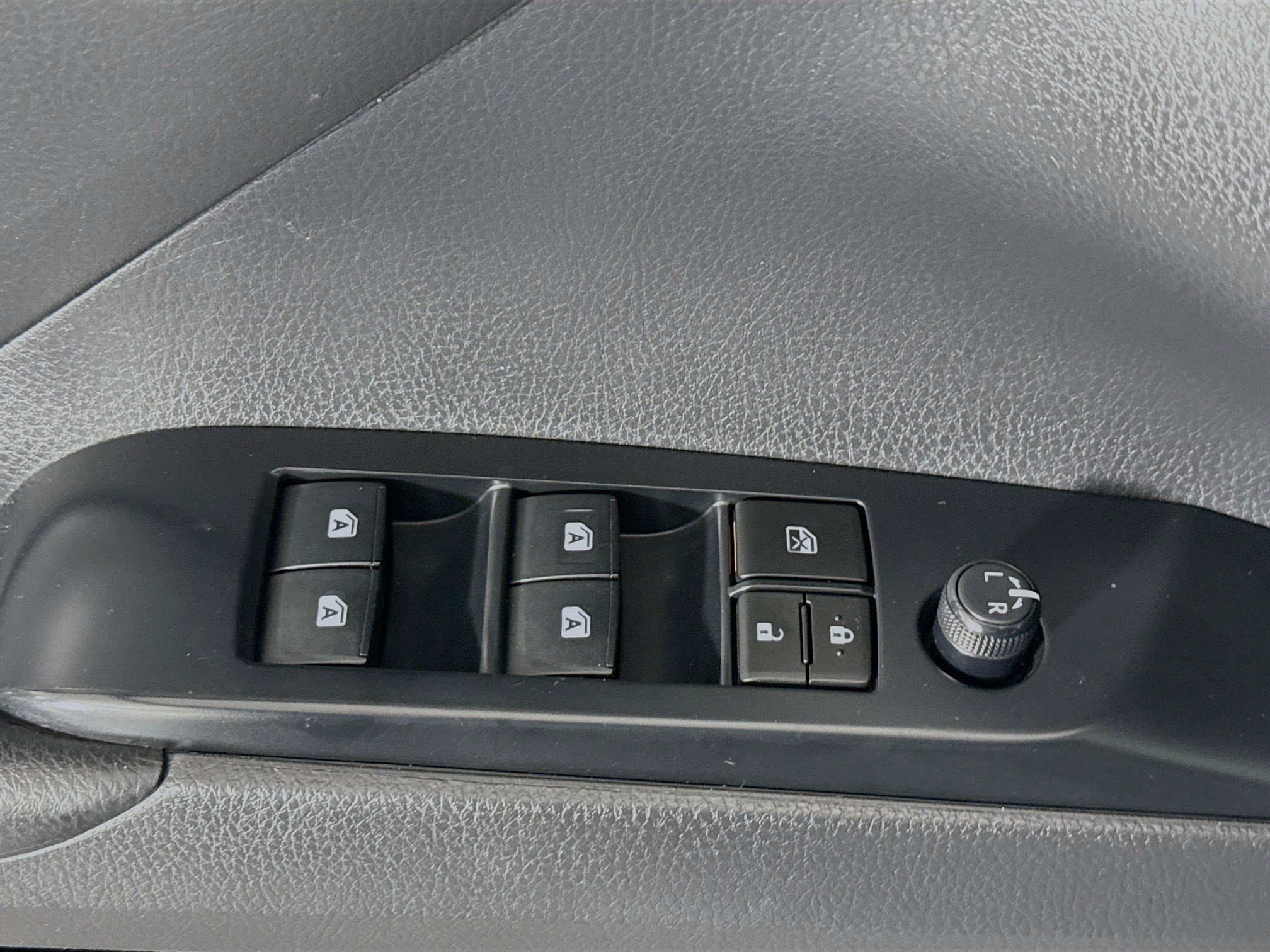 Used 2020 Toyota Camry SE FWD image 23