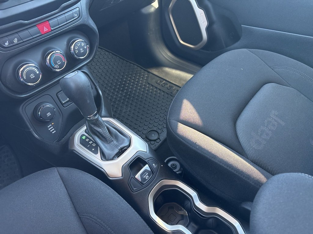 Used 2017 Jeep Renegade Latitude w/ Cold Weather Group image 14