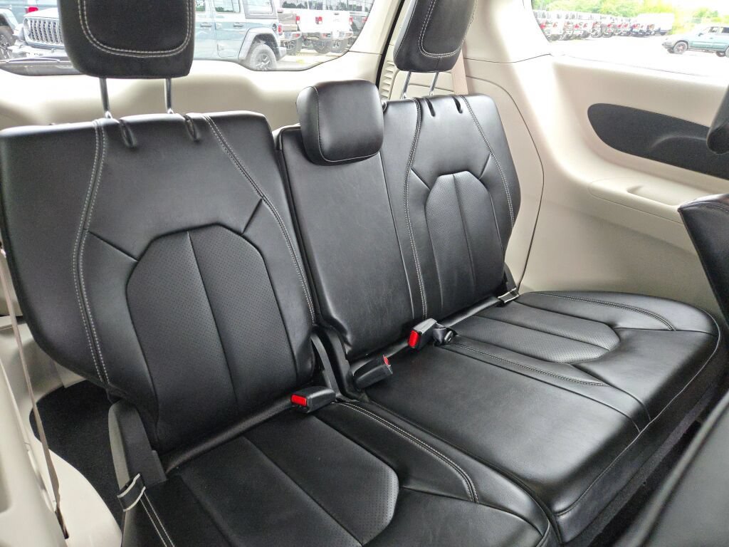 Certified 2024 Chrysler Pacifica Limited FWD image 17