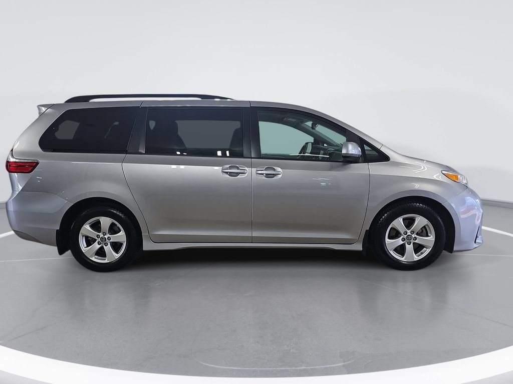 Used 2018 Toyota Sienna LE w/ Carpet Mat Package FWD image 2