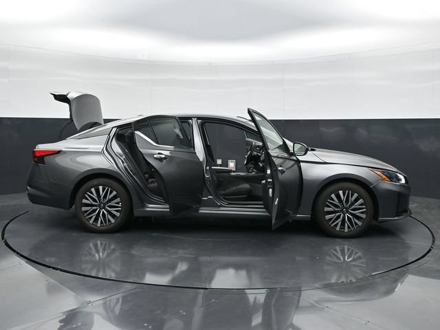 Used 2025 Nissan Altima 2.5 SV FWD image 46