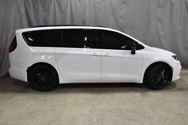 Certified 2025 Chrysler Pacifica Limited image 3