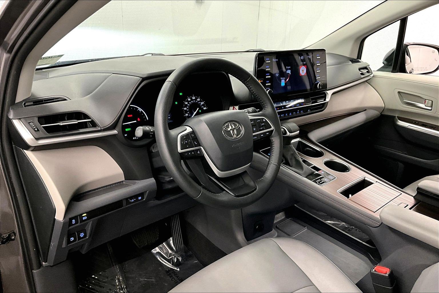 Used 2023 Toyota Sienna XLE FWD image 16