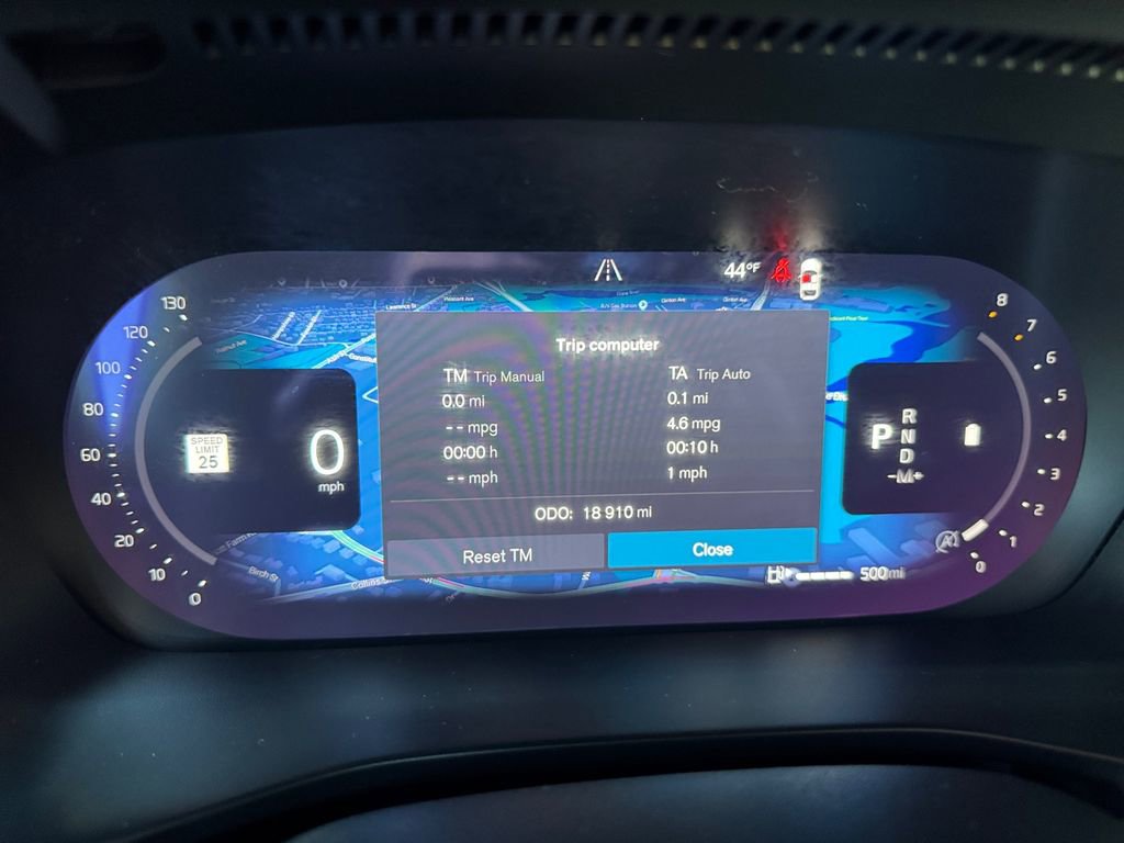 Certified 2025 Volvo XC40 B5 Plus AWD/4WD image 28