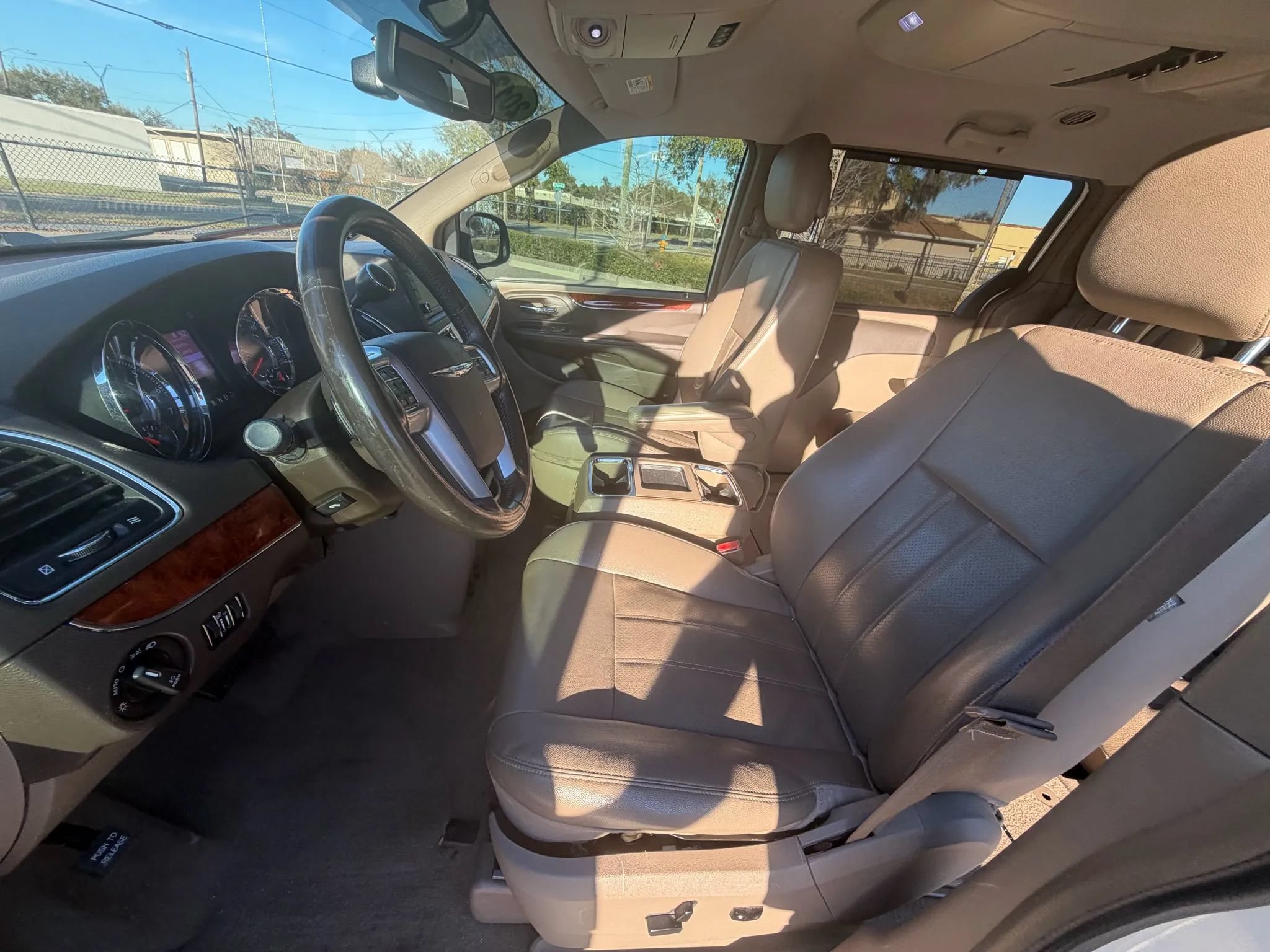 Used 2013 Chrysler Town & Country Touring-L w/ Driver Convenience Group FWD image 12