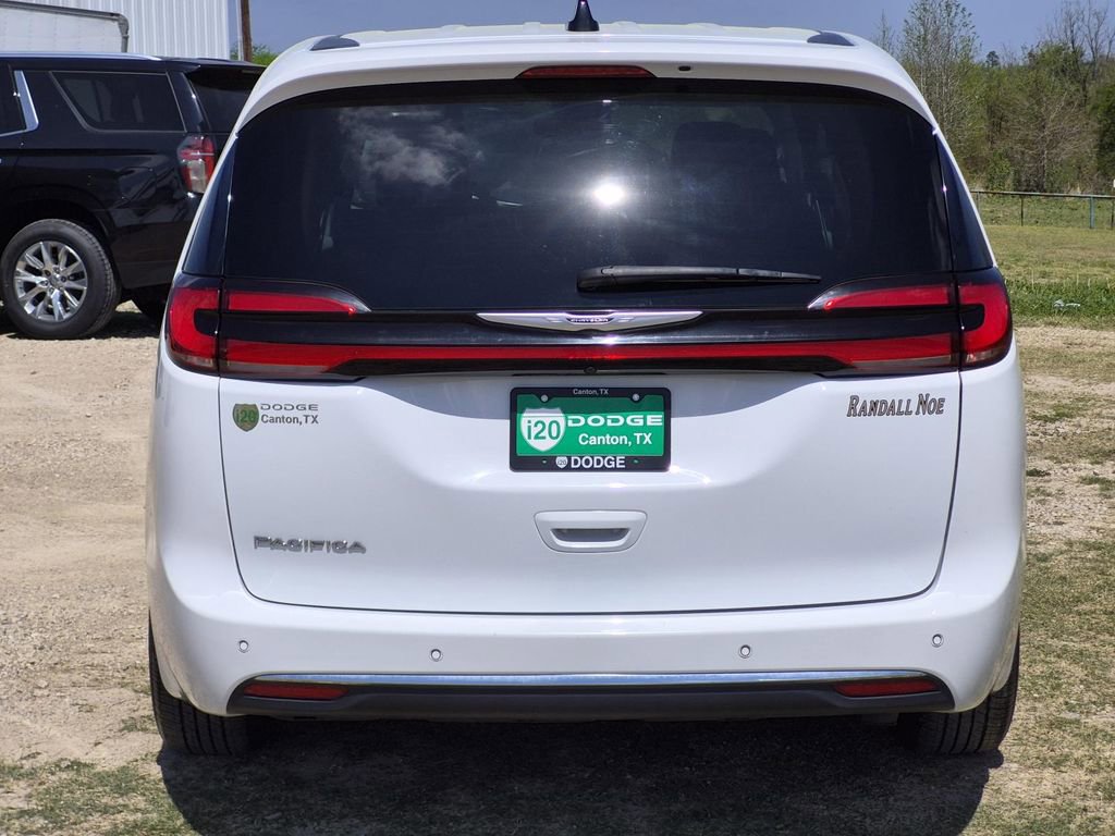 Used 2024 Chrysler Pacifica Touring-L FWD image 6