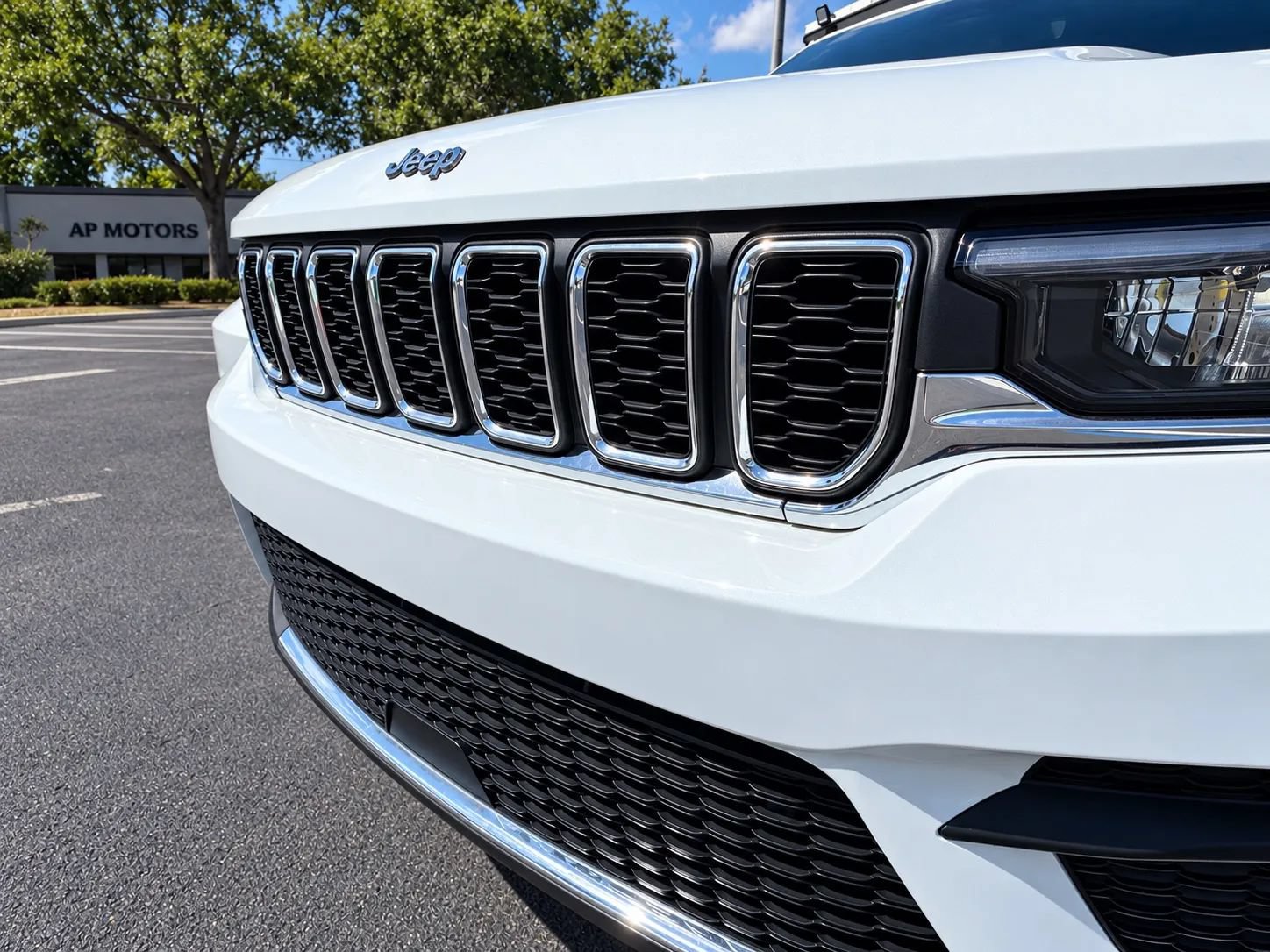 Used 2023 Jeep Grand Cherokee Laredo X RWD image 4