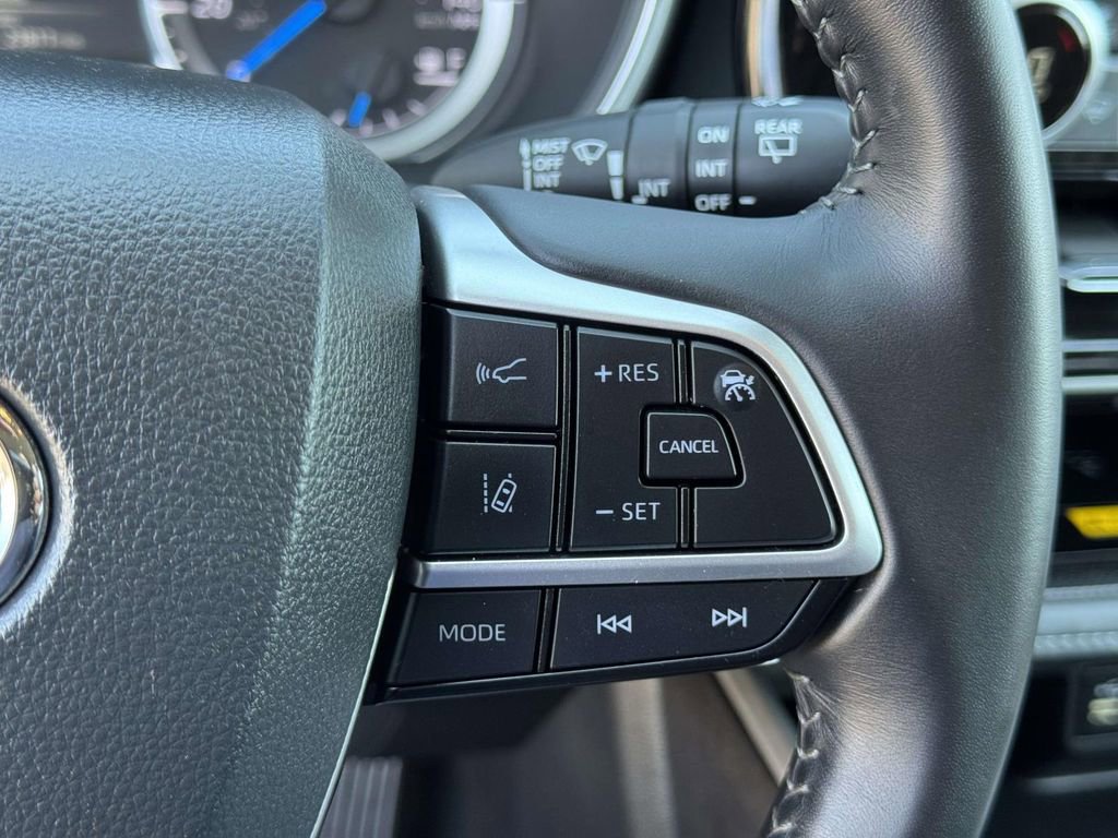 Used 2024 Toyota Highlander XLE image 12