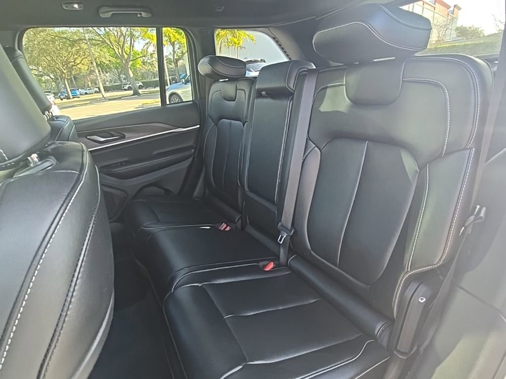 Used 2024 Jeep Grand Cherokee Limited w/ Black Appearance Package image 26