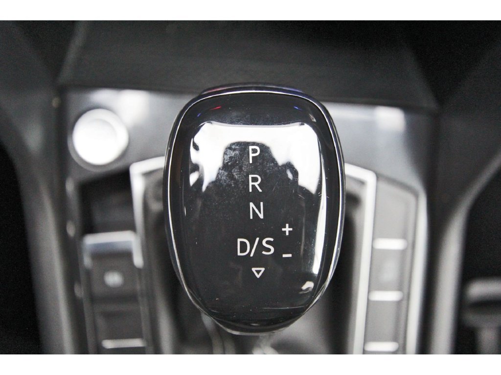 Used 2022 Volkswagen Tiguan SE R-Line FWD image 32