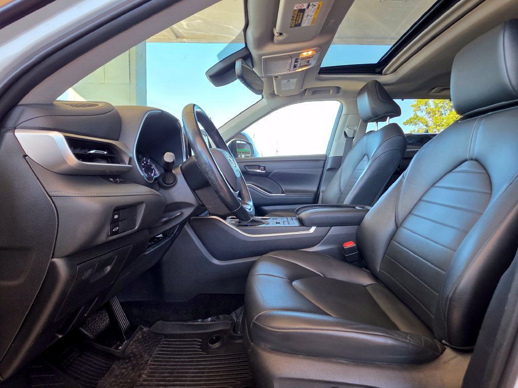 Used 2022 Toyota Highlander XLE AWD/4WD image 10