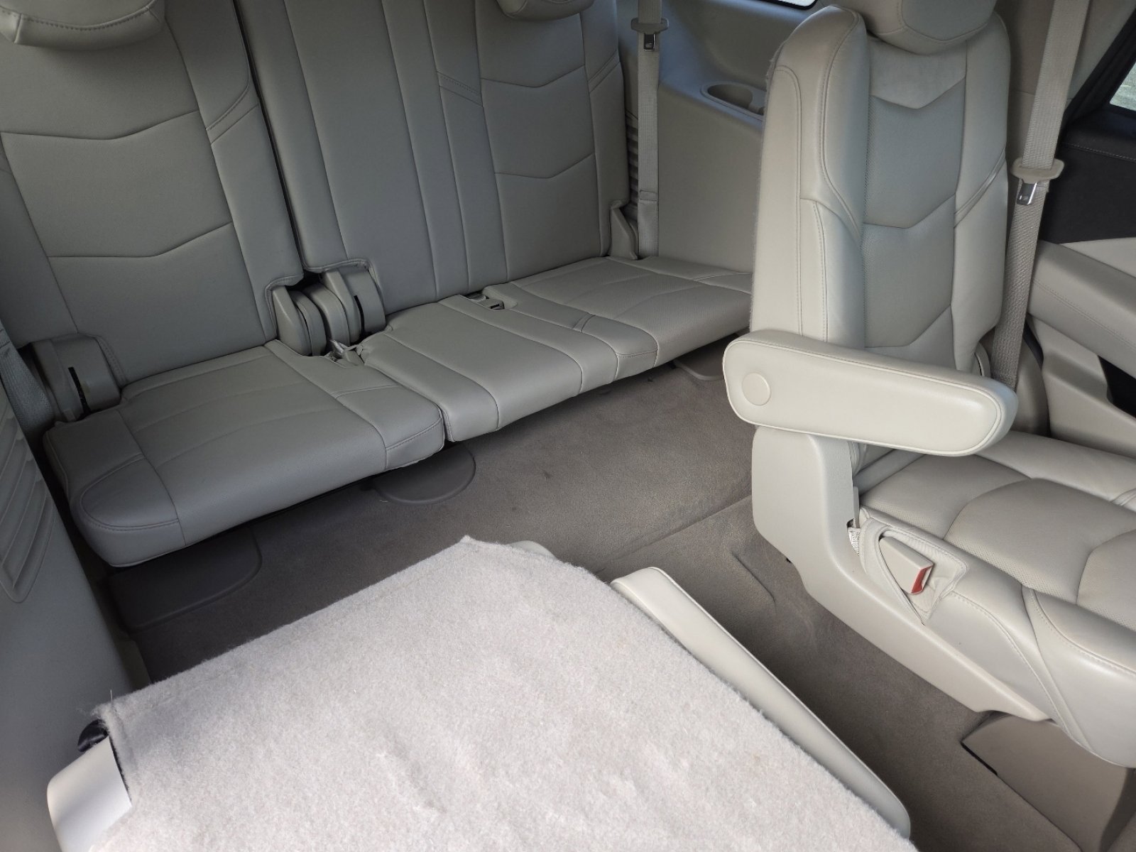 Used 2020 Cadillac Escalade Premium Luxury image 28