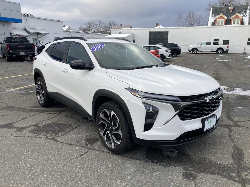 Used 2025 Chevrolet Trax RS w/ Sunroof Package image 1