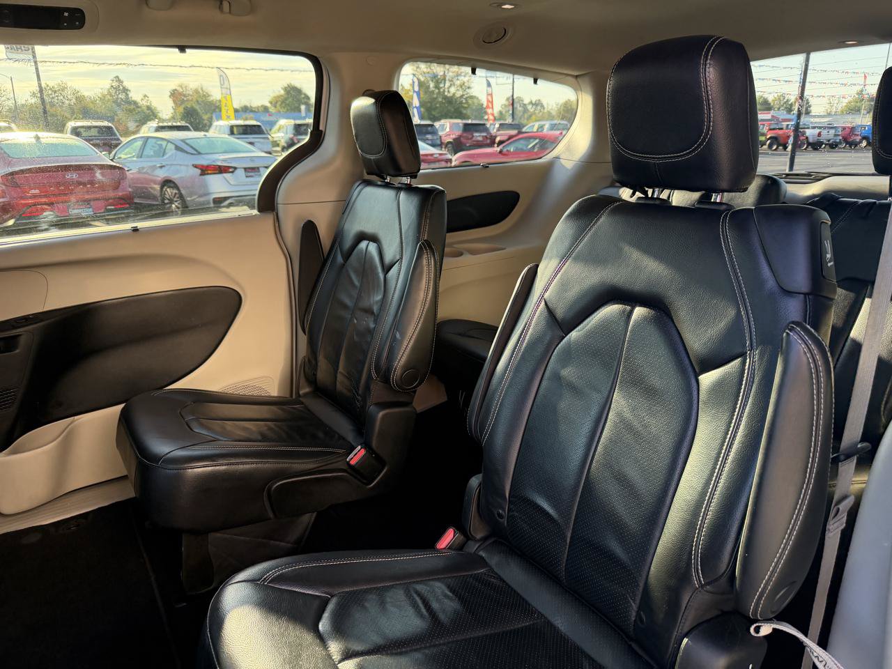 Used 2022 Chrysler Pacifica Touring-L FWD image 16