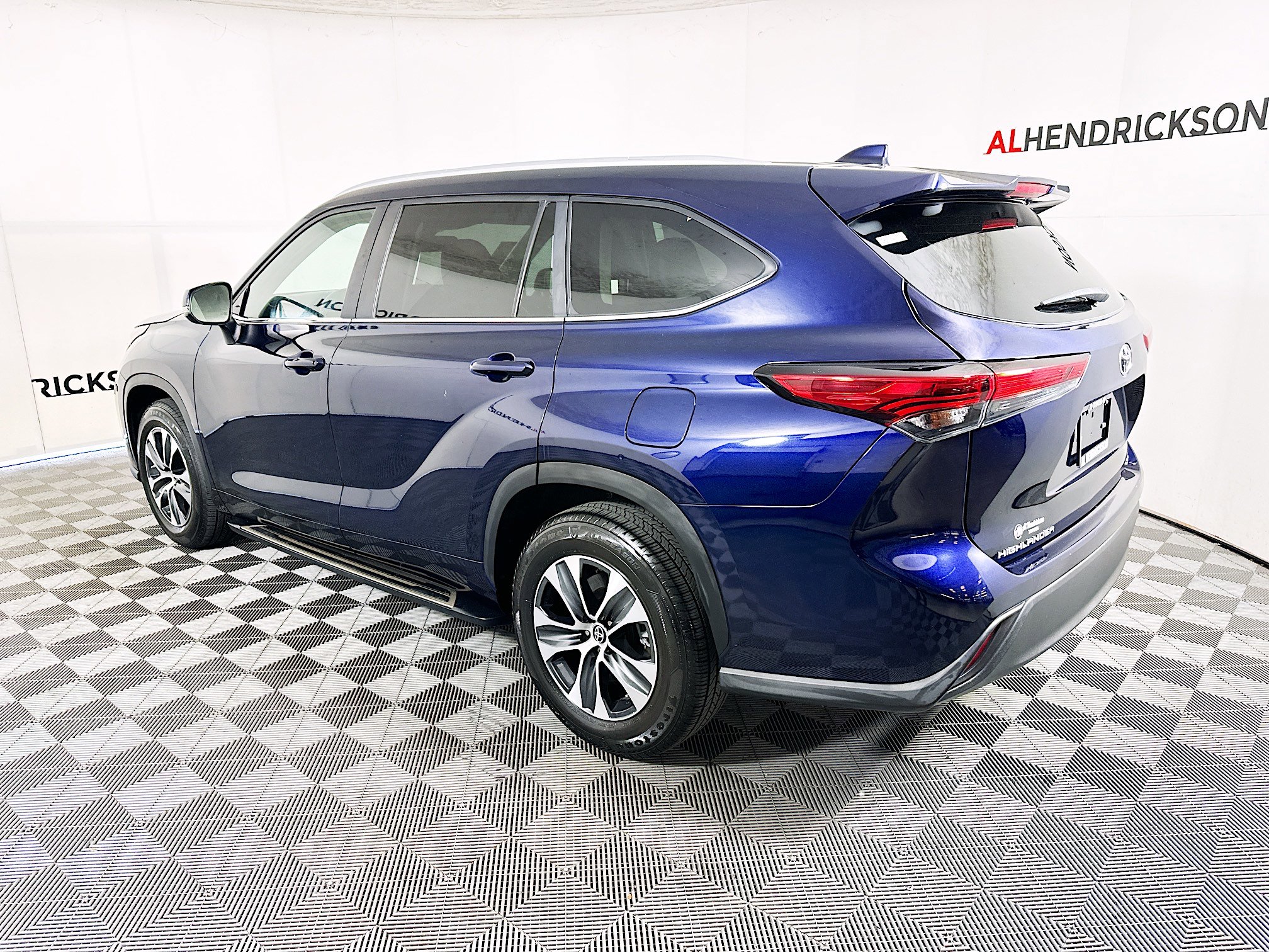 Used 2023 Toyota Highlander XLE image 5
