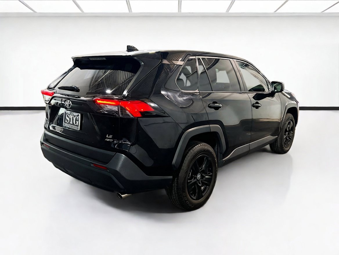 Used 2023 Toyota RAV4 LE AWD/4WD image 4