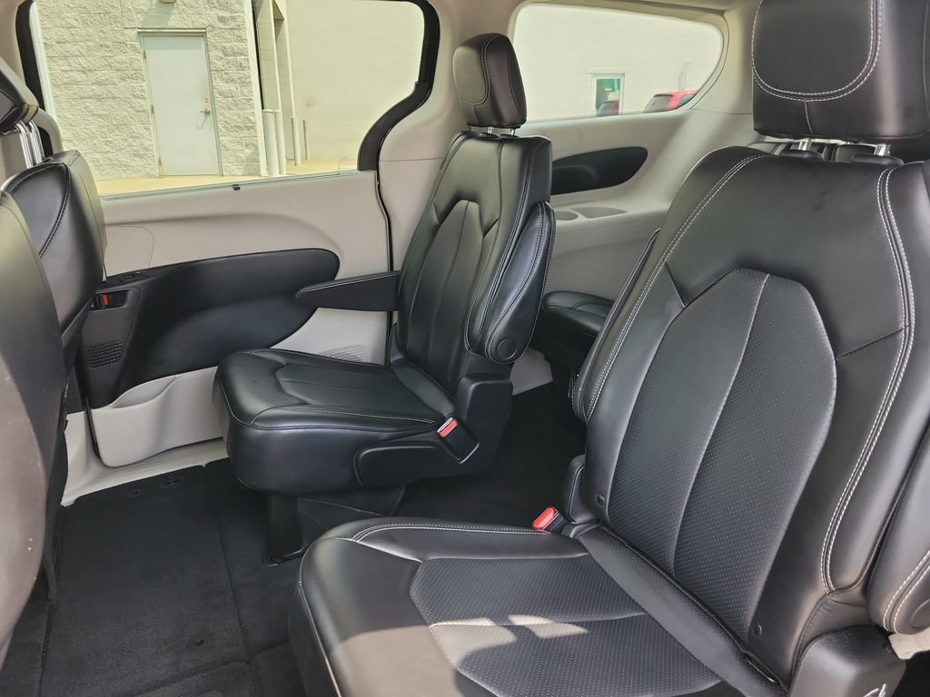 Used 2023 Chrysler Pacifica Touring-L FWD image 13