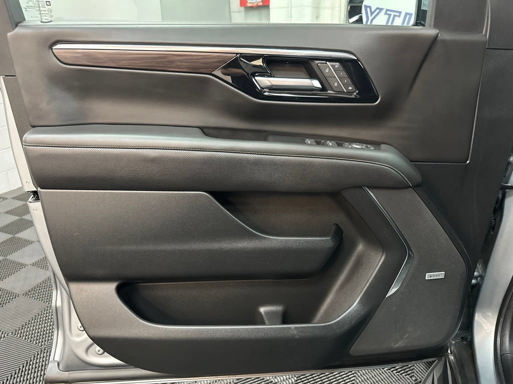 Used 2025 Chevrolet Suburban Premier AWD/4WD image 16