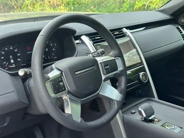 Used 2025 Land Rover Discovery S image 11