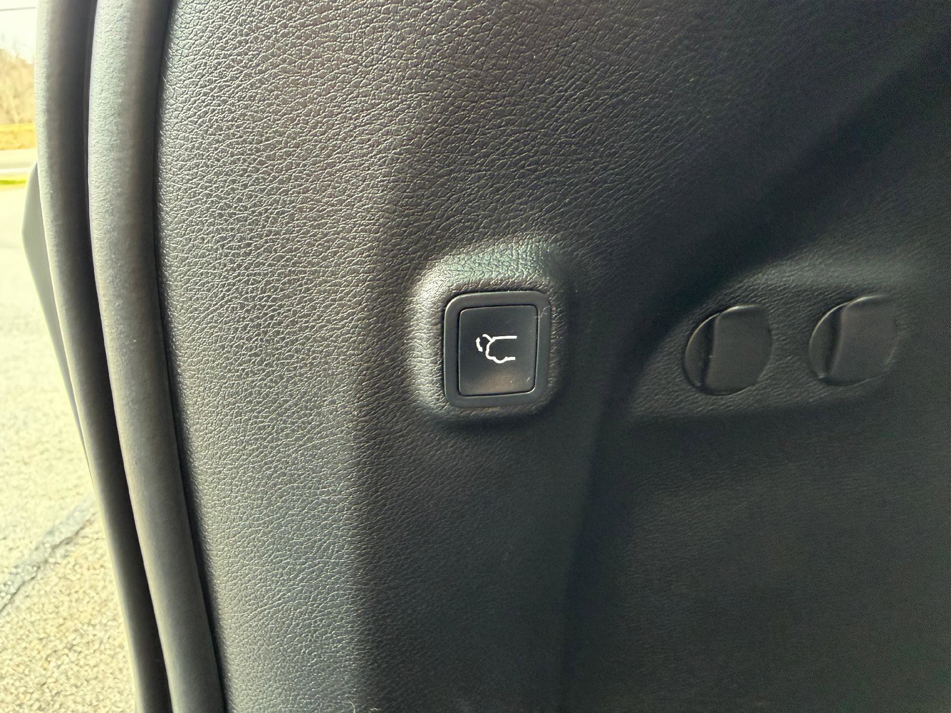 Used 2020 Jeep Cherokee Limited image 17