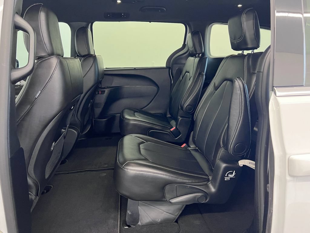 Used 2025 Chrysler Pacifica Select AWD/4WD image 13