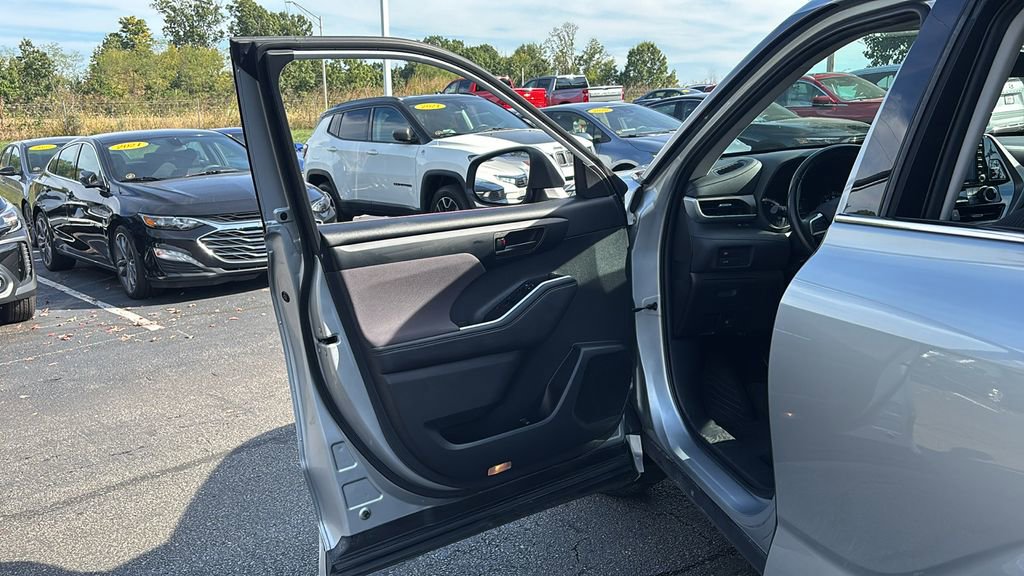 Used 2020 Toyota Highlander LE image 11