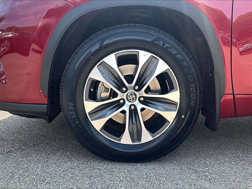 Used 2022 Toyota Highlander XLE AWD/4WD image 7