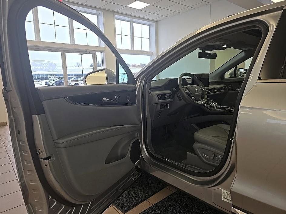 Used 2022 Lincoln Nautilus Reserve w/ Equipment Group 201A image 10