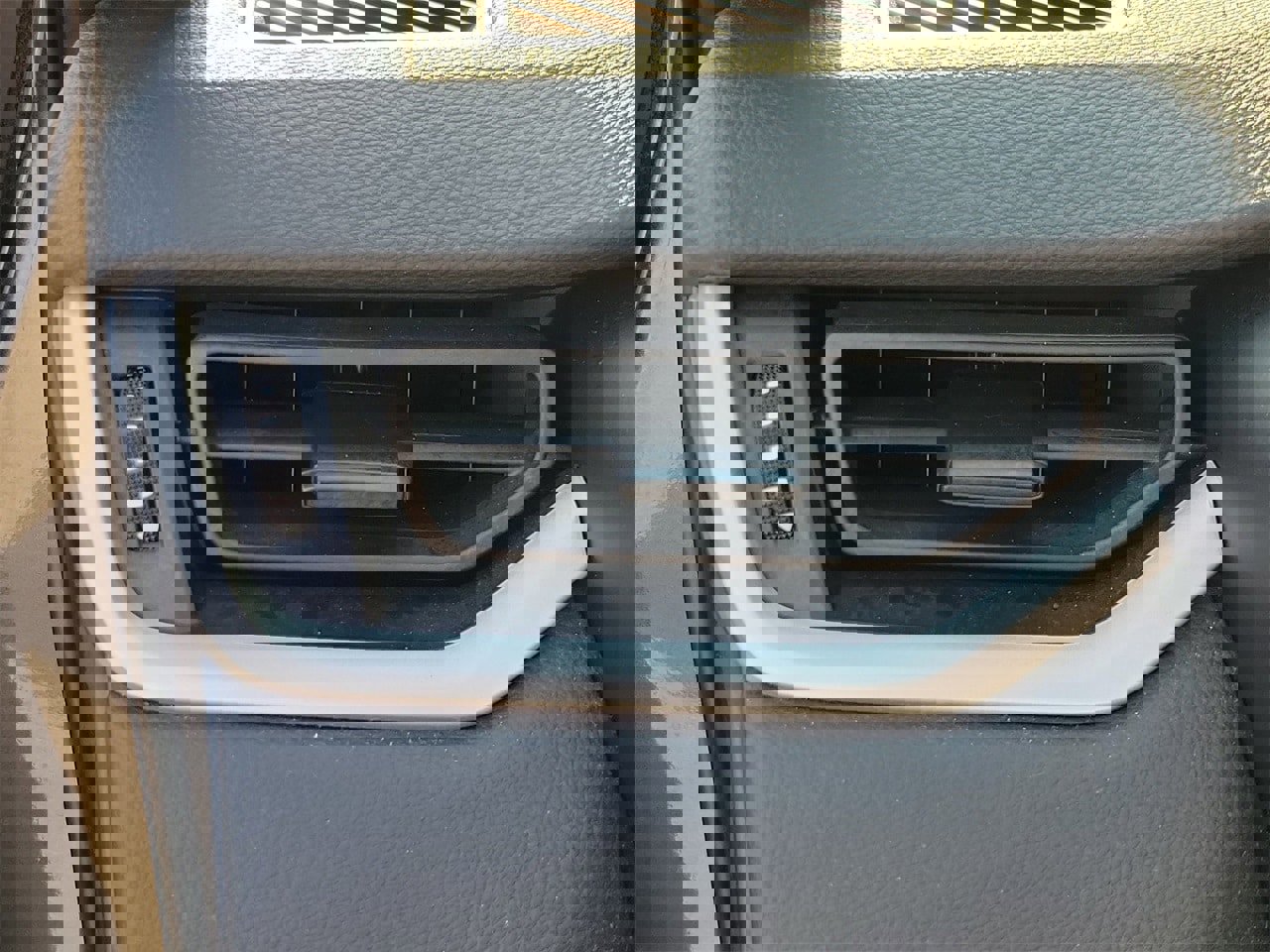 Used 2021 Toyota RAV4 LE image 30