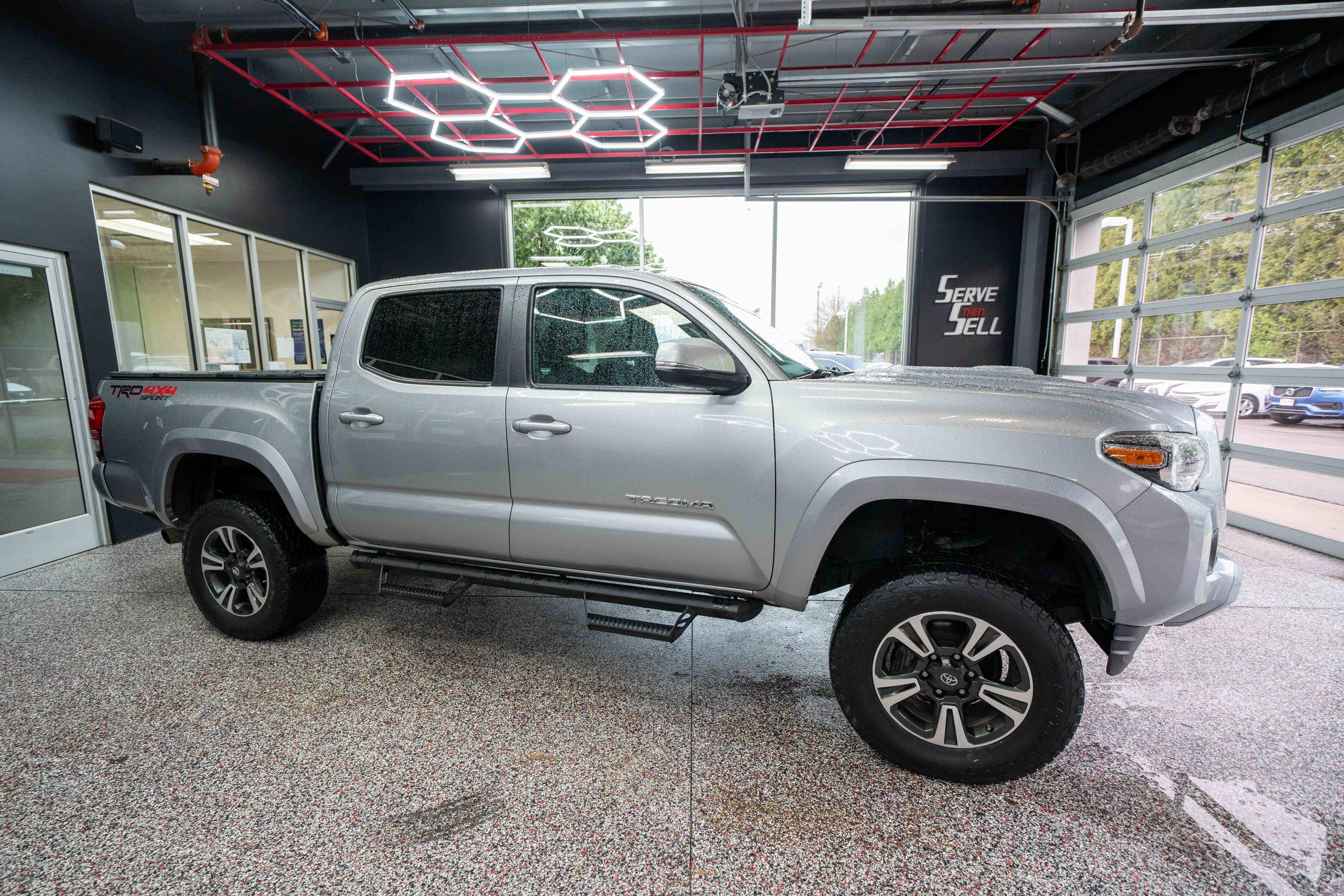 Used 2017 Toyota Tacoma TRD Sport AWD/4WD image 5