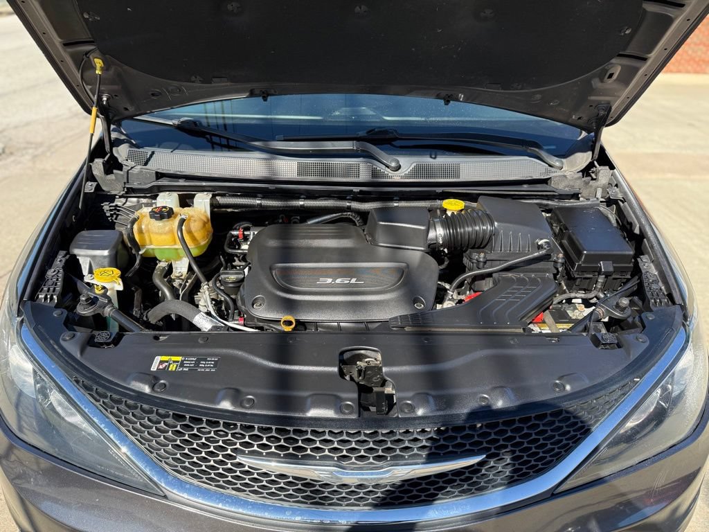 Used 2017 Chrysler Pacifica Touring FWD image 10