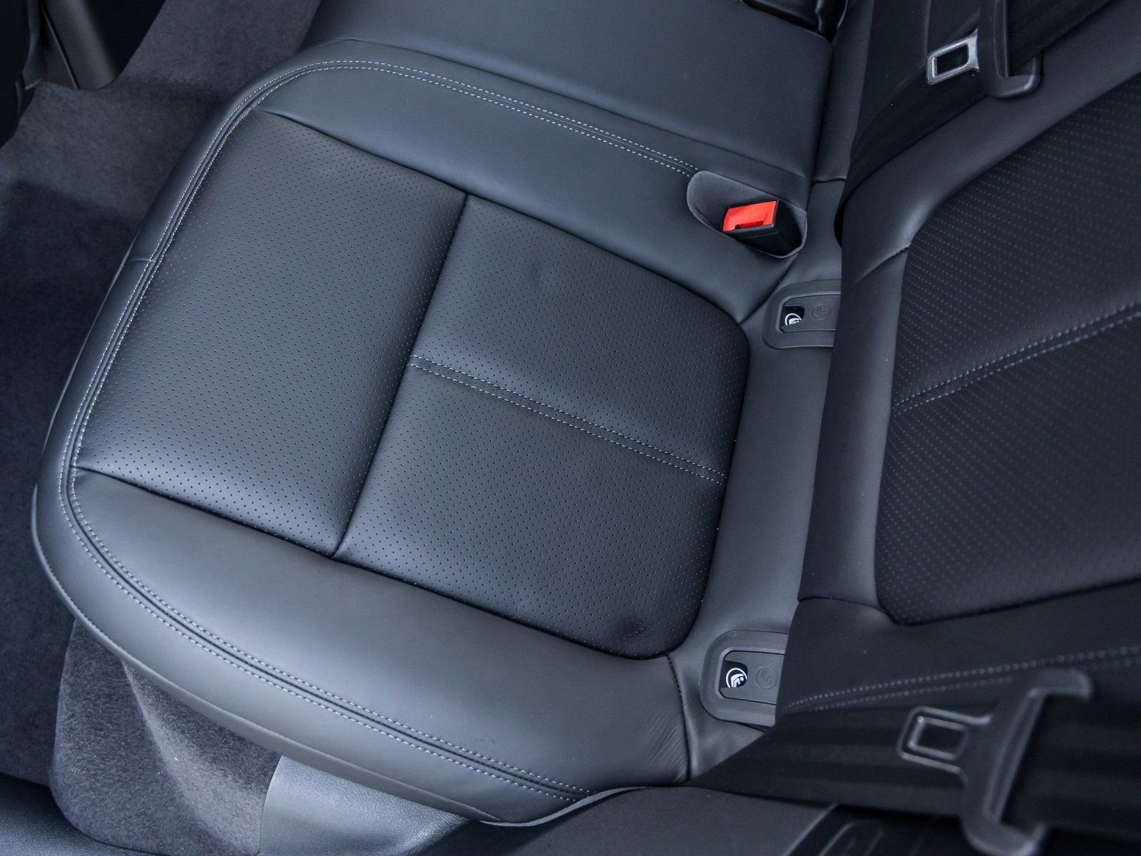 Certified 2025 Porsche Macan S image 35