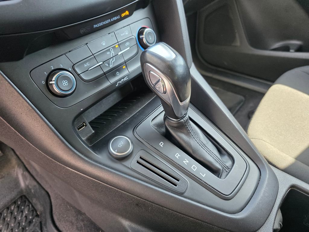 Used 2016 Ford Focus SE w/ SE Power Seat Package FWD image 14