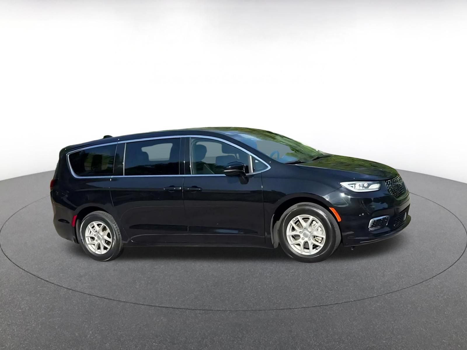 Used 2025 Chrysler Pacifica Select FWD image 2