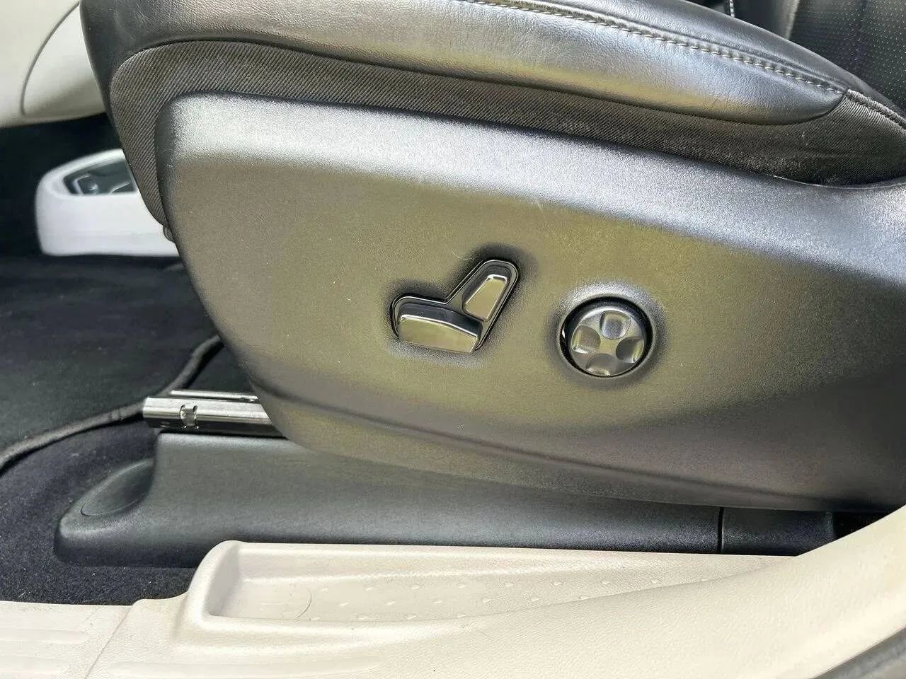 Used 2023 Chrysler Pacifica Touring-L FWD image 11